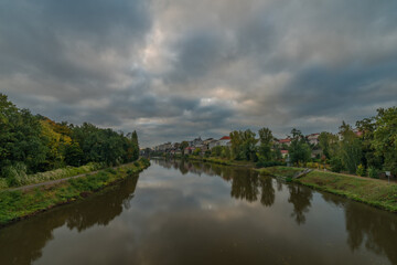 Fototapeta na wymiar River Labe in central Bohemian town Kolin in autumn color morning