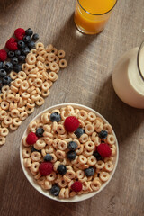 cereal, desayuno saludable con frutas y leche, desayuno saludable, desayuno, frutas, moras, frambuesas,