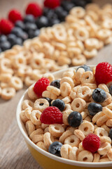 cereal, desayuno saludable con frutas y leche, desayuno saludable, desayuno, frutas, moras, frambuesas,