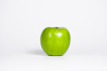 Manzana verde, fruta fresca con fondo blanco