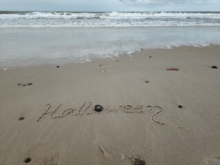Schriftzug Halloween am Strand