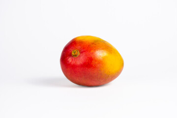Mango, fruta fresca con fondo blanco.