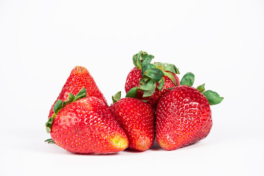 Frutillas, frutas frescas con fondo blanco.