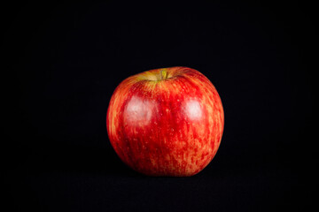 Manzana, fruta fresca con fondo negro.