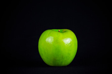 Manzana verde, fruta fresca con fondo negro.