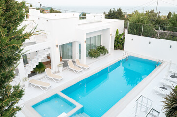 Fototapeta na wymiar white villa with a swimming pool
