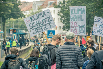 Menschen fordern mehr Klimaschutz auf der Fridays For Future Demo in Bielefeld