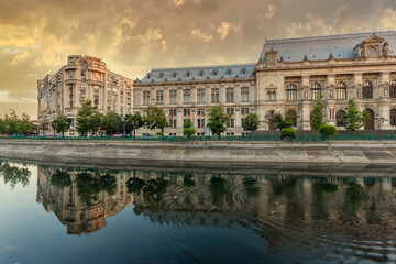 Fototapeta na wymiar Palace of Justice and Dambovita River in Bucharest, Romania