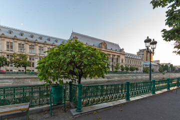 Obraz premium Palace of Justice and Dambovita River in Bucharest, Romania