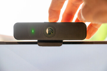 Webcam auf einem Computermonitor als modernes Mittel der Kommunikation im Homeoffice