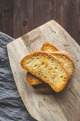 rebanadas de pan tostado sobre una tabla de cortar de madera