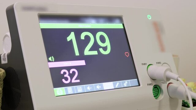Equipment for measuring the pulse of a pregnant woman. Screen of equipment for measuring the pulse of a pregnant woman.