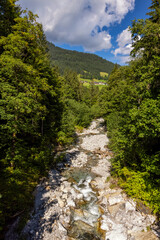 ein Flussbett mit Steinen im Kleinwalsertal in &Ouml;sterreich 