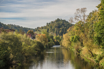 Flusslandschaft Sulz am Neckar mit Burgruine Albeck im Hintergrund