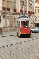 starodawny  tramwaj  stoi  na  ulicy  jako  ozdoba  miasta - 463489200