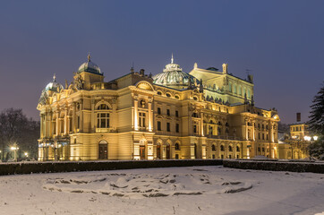 Obraz premium Slowackiego Theater in Krakow, Poland, snowy winter night