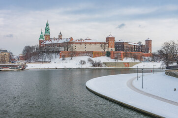 Obraz premium Krakow winter, Wawel Castle over Vistula river, snow, Poland