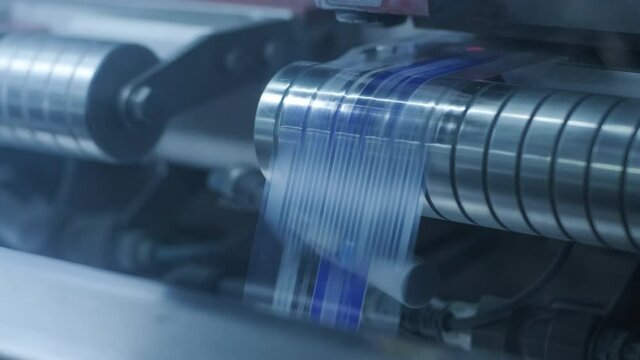 Modern strapping and transporting machine for packaging line at beverage plant