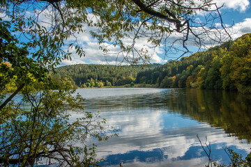 Fototapeta premium Der idyllische Marbach-Stausee bei Hüttental im Odenwaldkreis in Herbstfarben wurde 1982 fertiggestellt. Er liegt 265 m über NN, Länge von 1300m ist das größte Stillgewässer des Odenwaldes