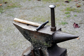 altes Handwerk - klassischer Amboss und Schmiedehammer