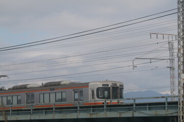 Obraz premium 橋を渡る東海道線の車両