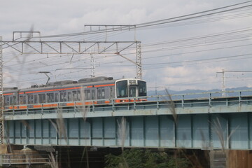 Fototapeta na wymiar 橋を渡る東海道線の車両