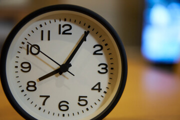 時計・8時過ぎ・全体・室内・置き時計