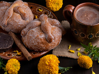 Pan de muerto con chocolate tradiciones de Mexico.