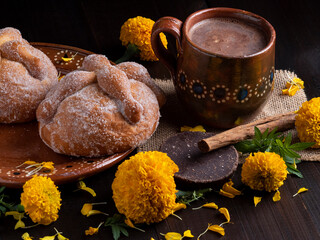 Pan de muerto con chocolate tradiciones de Mexico.