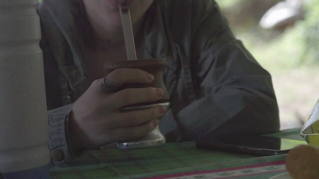 mujer argentina tomando mate 