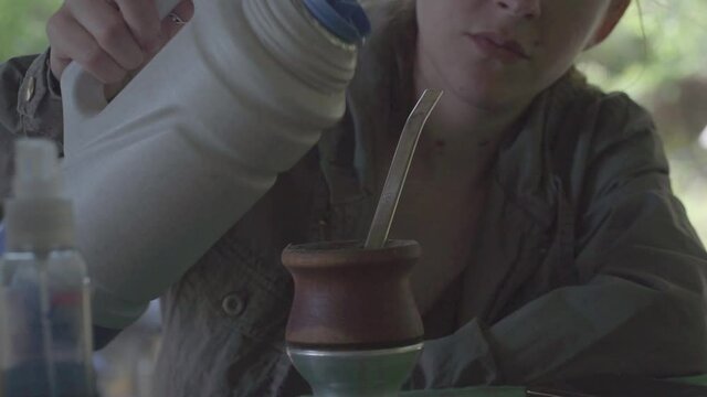mujer argentina tomando mate 