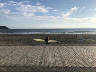 海を見つめるサーファー
