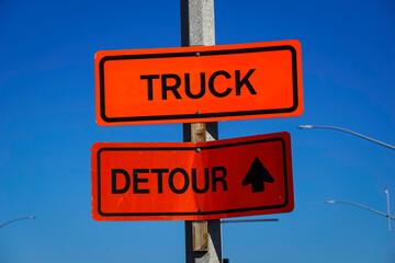 Truck detour sign on pole