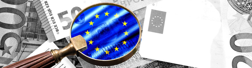 Flagge der EU und Euro Geldscheine © studio v-zwoelf
