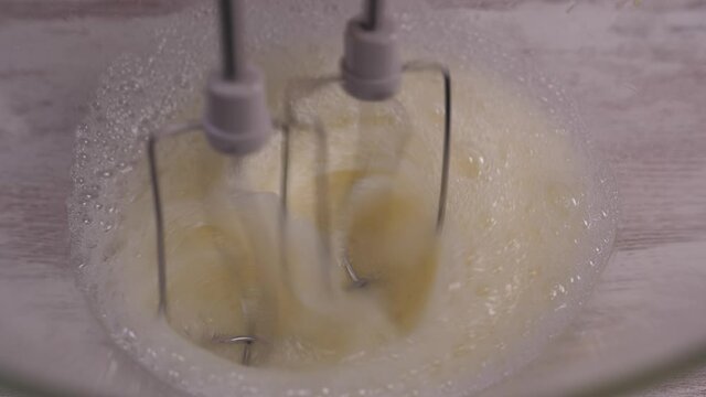 mixer whip egg wolk slow motion