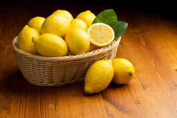 カゴにはいった沢山のレモン