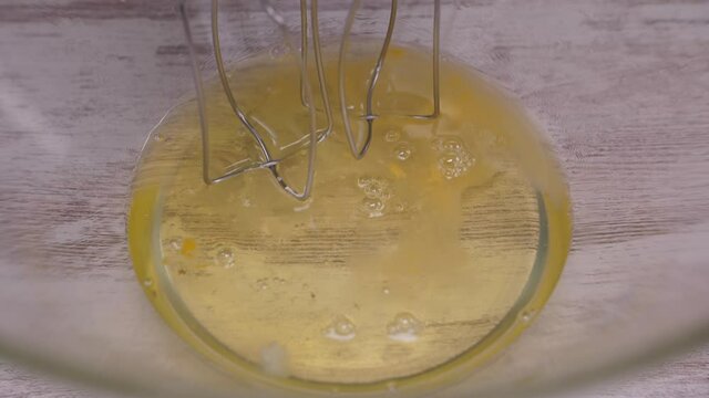 mixer whip egg wolk slow motion