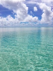 Obraz premium 【与論島】穏やかな百合ヶ浜とエメラルドグリーンの海面に映る空