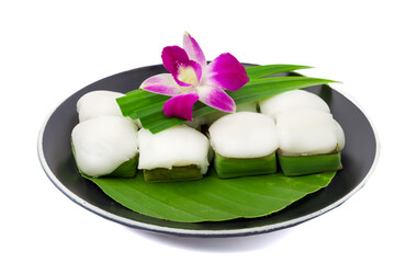 Obraz na płótnie Canvas Thai desserts containing flour and sugar and the front of the dessert is coconut milk isolated on white background