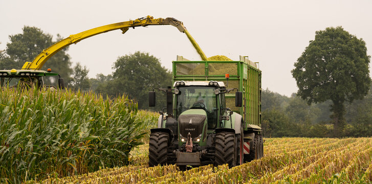 FENDT 930 Vario Traktor mit Silagewagen Joskin Silospace und John Deere 8800i Maish&auml;cksler w&auml;hrend der Maisernte