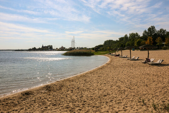 &Ouml;ffentlicher Sand-Strand mit Liegen und Badestelle an der Goitzsche