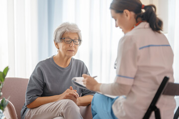 Obraz premium patient listening to a doctor