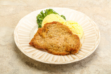 Crispy chicken schnitzel with mashed potato