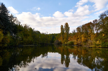 Fototapeta na wymiar Lake reflections of fall foliage.