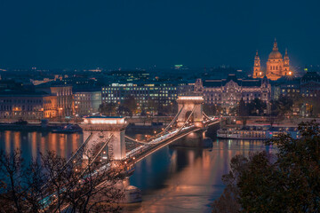 Fototapeta na wymiar if you look from the buda castle, lanchid bridge and st. stephen's church visible