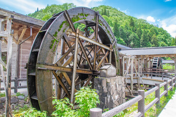 Fototapeta premium 夢すき公園の親子孫水車の子水車 岡山県新見市神郷 The child waterwheel of the largest triad waterwheel in Japan (parent-child-grandchild waterwheel) at Yumesuki Park in Shingo town, Niimi city, Okayama pref. Japan.