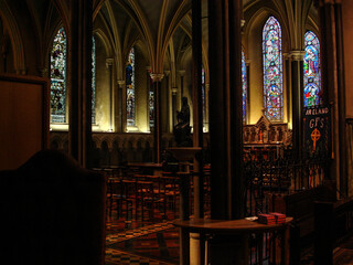 Fototapeta premium Interior de Catedral de San Patricio de Dublín iluminada por luz tenue con ambientación espiritual.