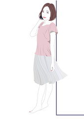 壁にもたれ微笑む女性