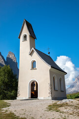 Fototapeta na wymiar Alpini Kapelle San Maurizio auf dem Grödner Joch, Südtirol