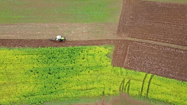 Drohnenaufnahme, Traktor beim Pfl&uuml;gen